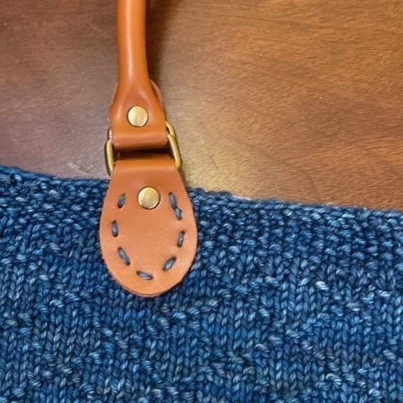 Hand knit blue woven maxi handbag lined w blue turtle lining & leather handles - Picture 5 of 9